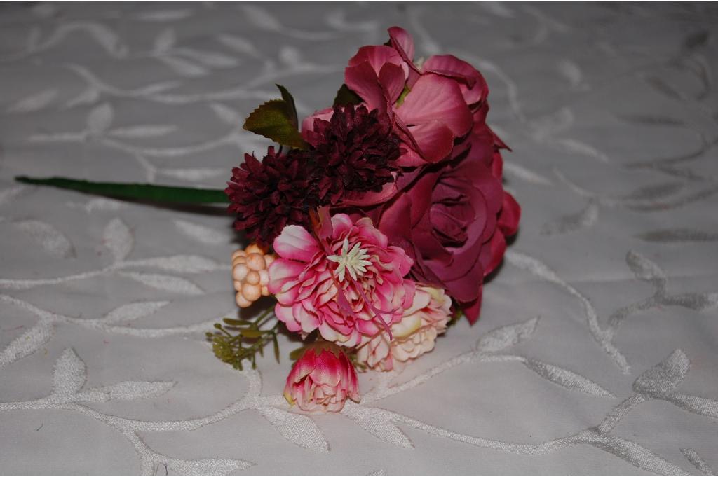 Flores de Flamenca en Ramillete. Angela, Flores de flamenco, complementos  para el pelo. Ramilletes de flores flamencas, rosas, peonia, clavel, mum,  hortensias, orquídeas, ranúnculo, margaritas, clavelinas, ramilletes,  coronas de flores flamencas