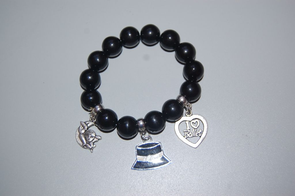 Bracelet beads black and hat